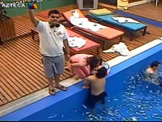 Esmeralda y Johnny Beso buenas noche en la alberca