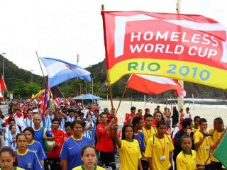 «Γκολ στη φτώχεια» και «Welcome to Europe»