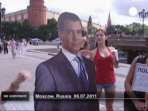 Russie : des baisers pour Dmitri Medvedev - no comment