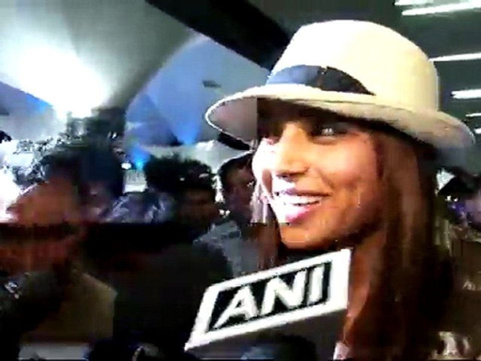 Bipasha Basu Anushka Sharma Back IIFA