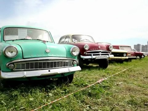 A Moscou, des voitures anciennes de l'époque soviétique exposées