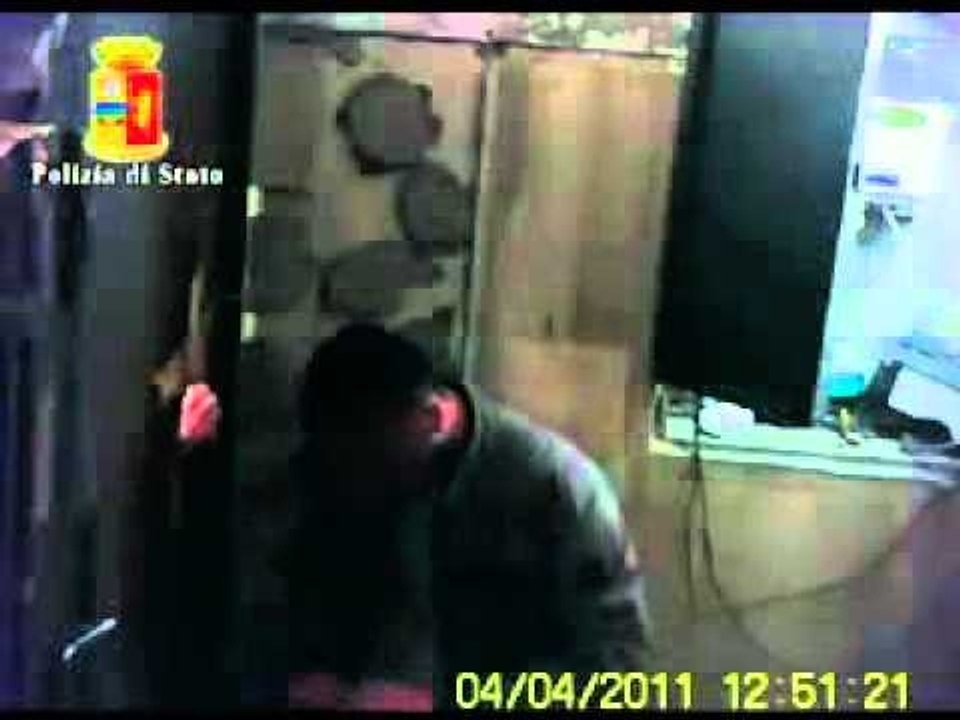 Napoli - Ecco come la camorra gestiva lo spaccio a Scampia (07.07.11)