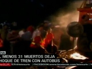 Al menos 31 muertos en choque de tren con autobús en India