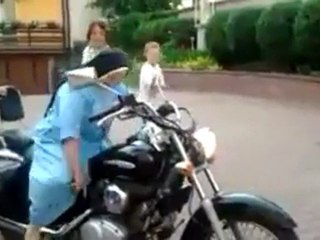 Nonne fährt Motorrad Fail