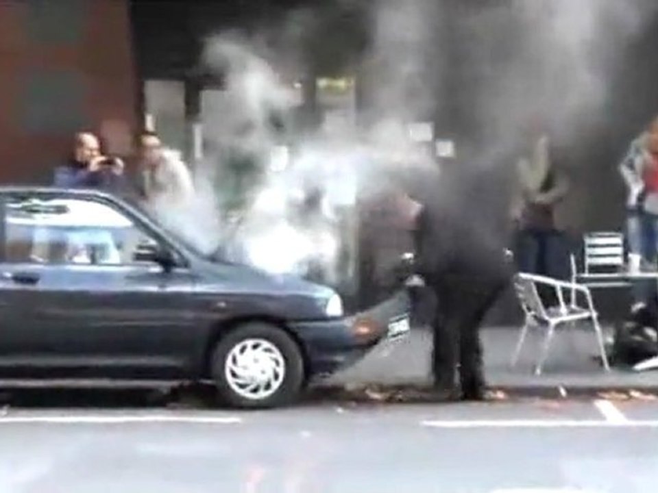 Angry Man zerstört Auto Fail