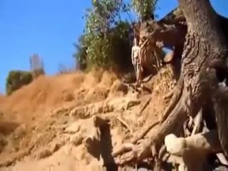 Ein Mädchen isst Sand Fail