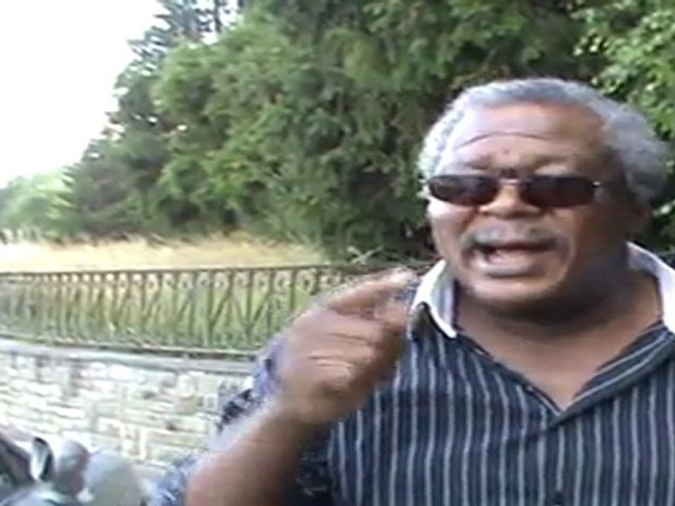 Paul Kahumbu s'exprime devant le palais de Mobutu à Savigny 1