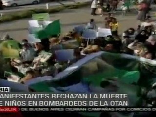 Manifestación de niños y adultos libios exigiendo la paz