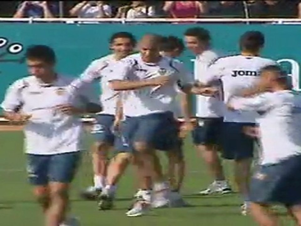 El argentino Piatti pasa reconocimiento y el Valencia vuelve a entrenar