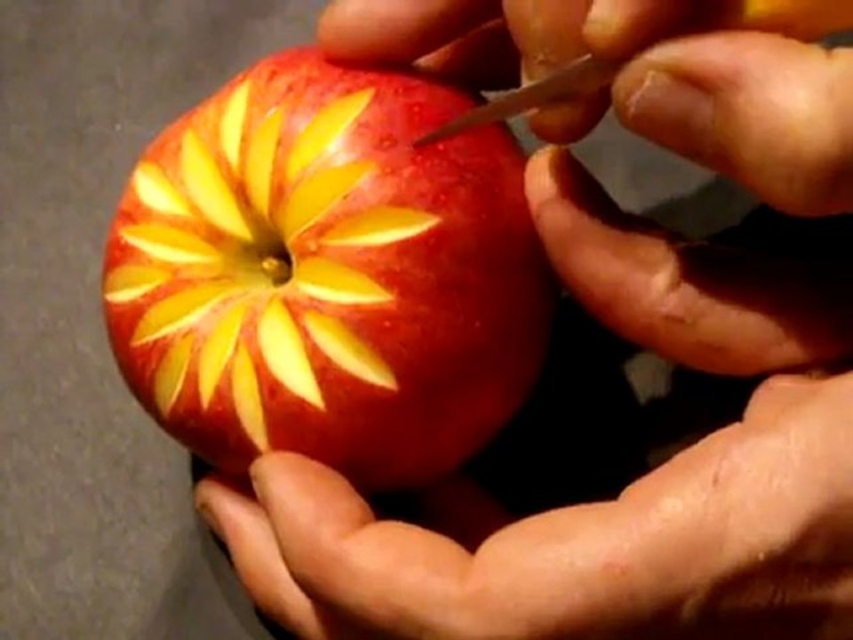 déco sur pomme, carving in apple