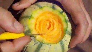 fleur sculptée dans un melon, carving flower in watermelon