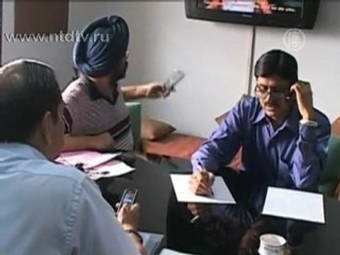 Поезд врезался в автобус, погибло 40 человек