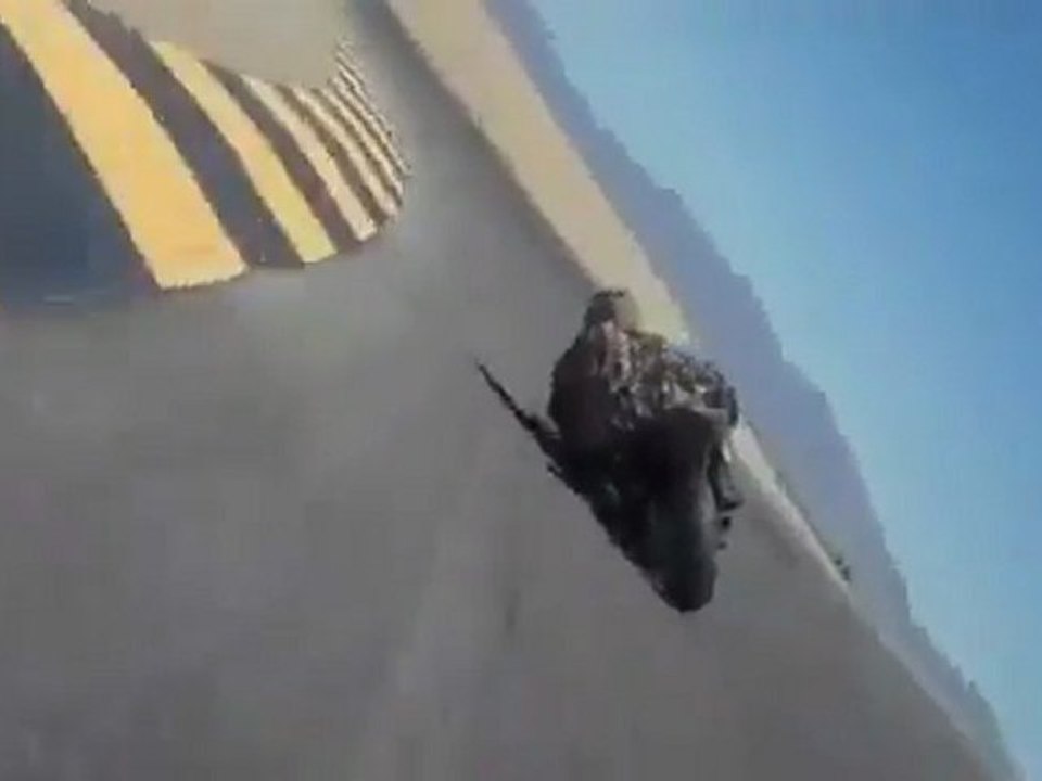 Un motard touche le sol avec son casque