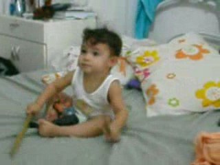 Leo tocando Bateria com 1 ano de idade