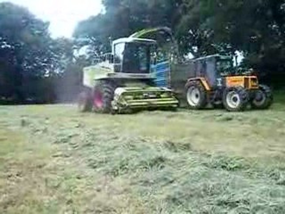 l'ensilage d'herbe 2009 chantier n°2 vue par vidéoagri50