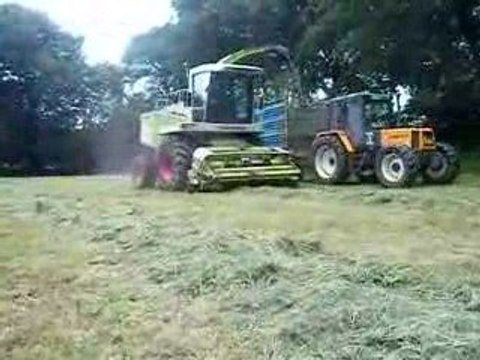 l'ensilage d'herbe 2009 chantier n°2 vue par vidéoagri50