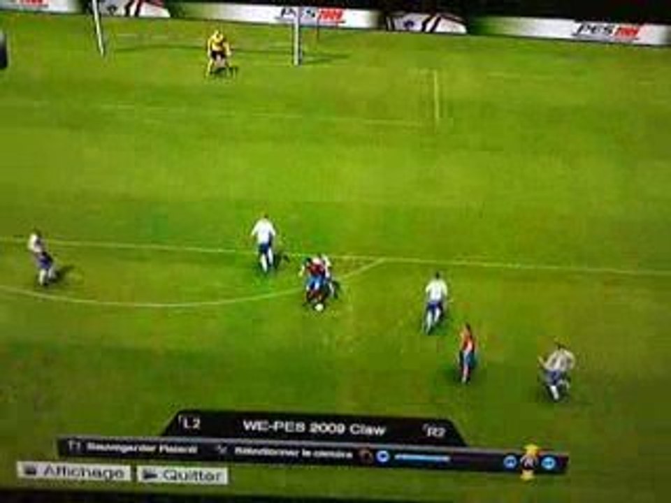 But Henry feinte a gauche et reprise PES 2009
