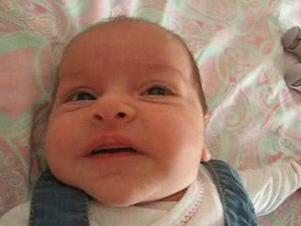 sourire et régurgitation : Iris à 3 semaines !