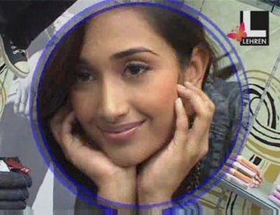 Aamir Khan helps Jiah Out