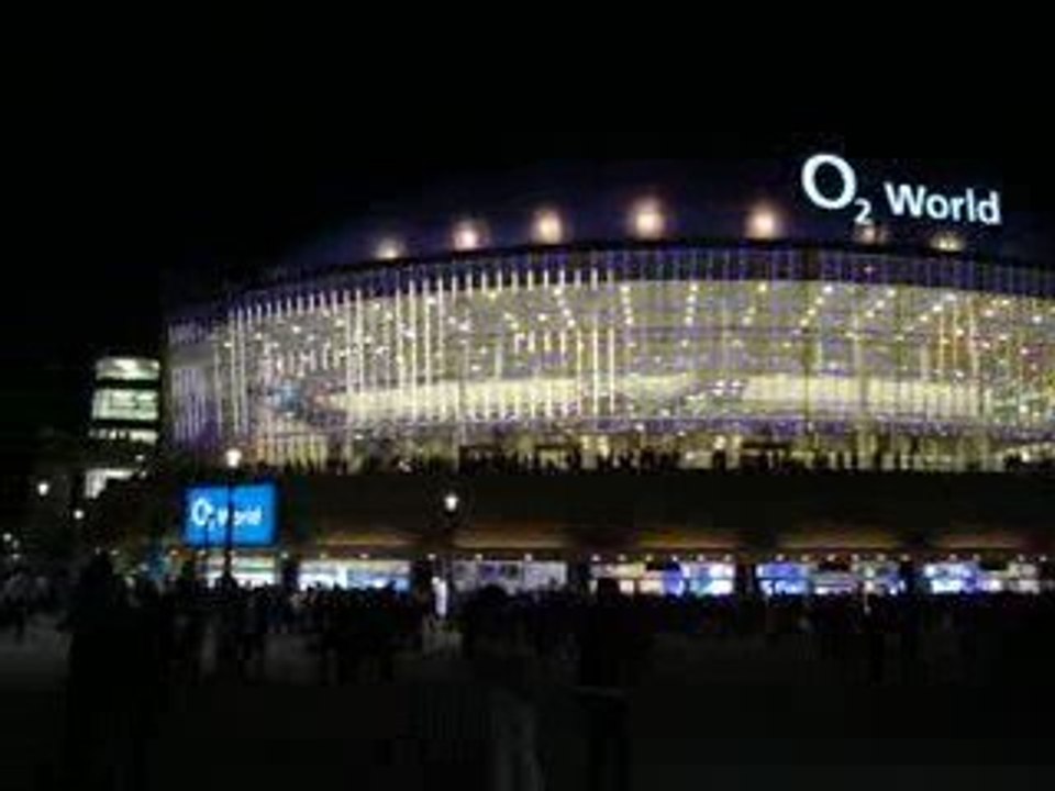 britney speirs a l'O2 world de berlin.O2 world de face