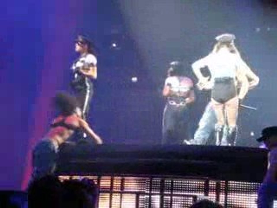 britney speirs a l'O2 world de berlin.womanizer
