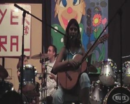 Duo, chant/guitare/batterie ( Hit Lerele )