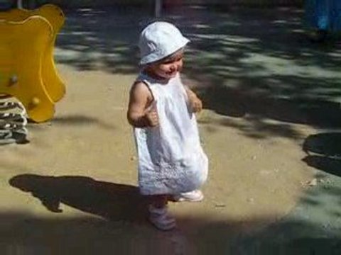 PREMIERS PAS D'ENORA AU PARC AVEC TATA !!!