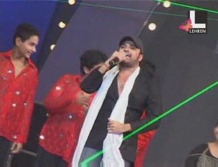 Himesh Reshammiya in a Tapori Look.
