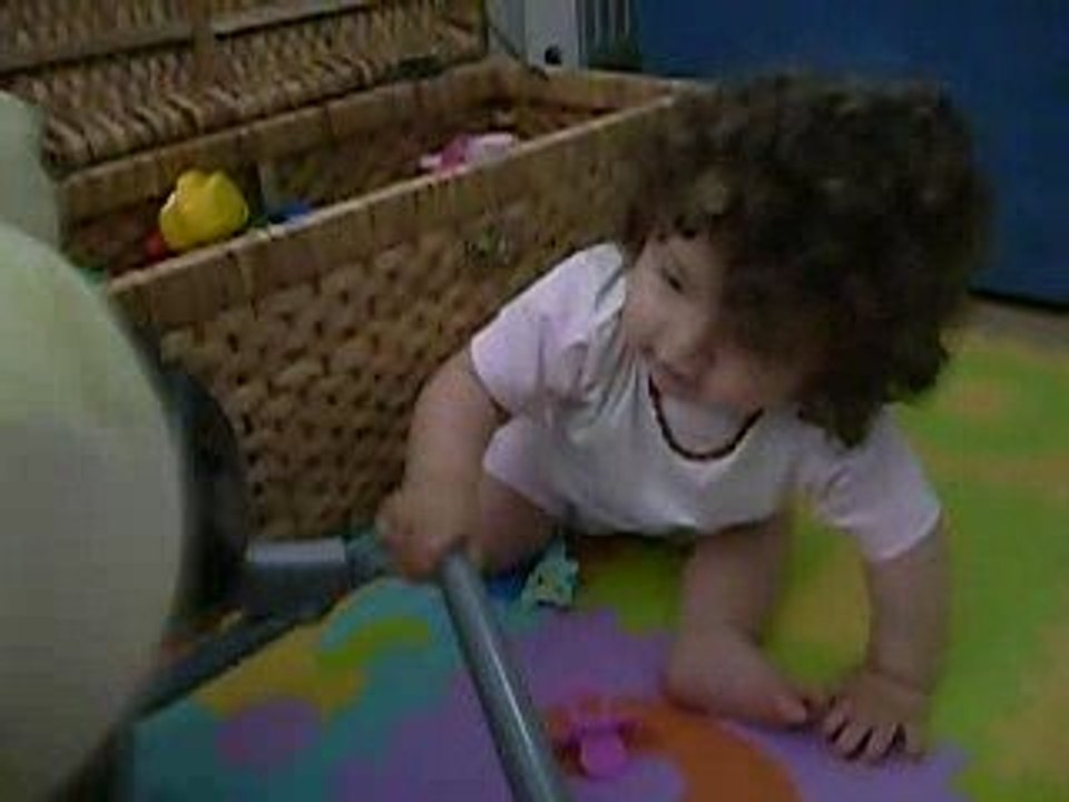 Elisa devant son coffre à jouets