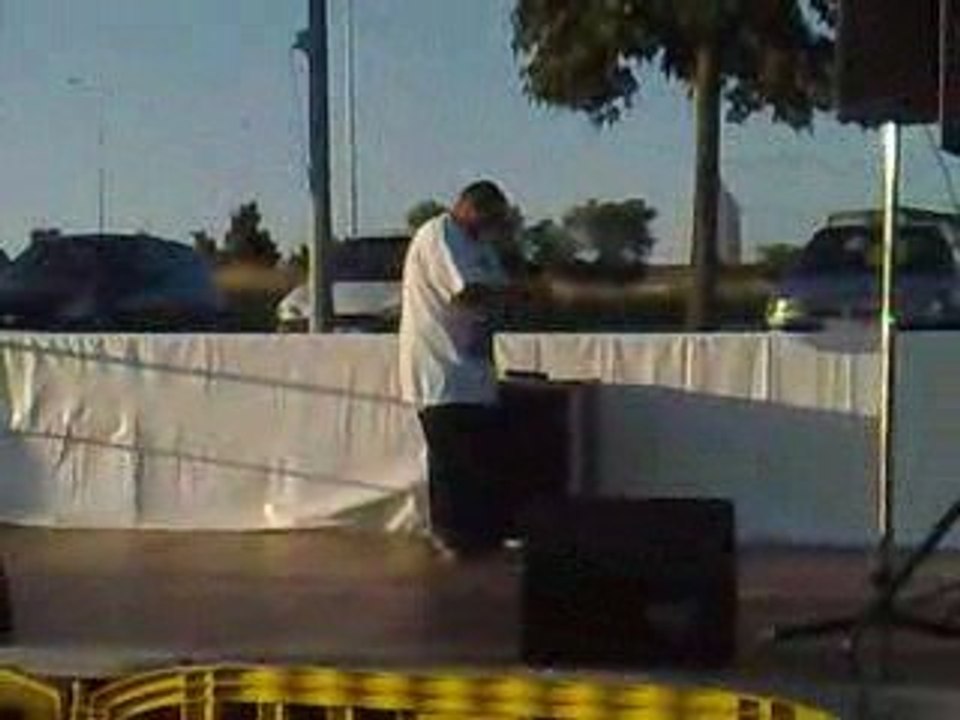 DERKA TEST LE MIC...ET FRAPPE PAR LA SUITE