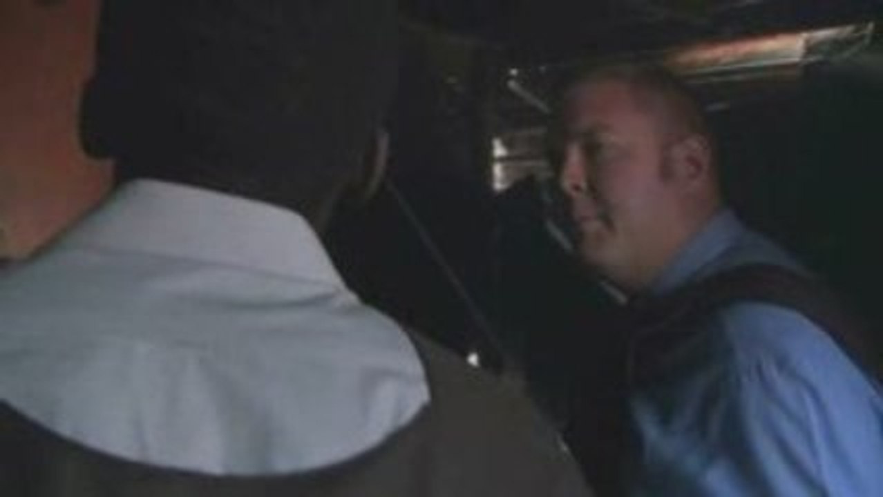 District 9 - Featurette - Officer