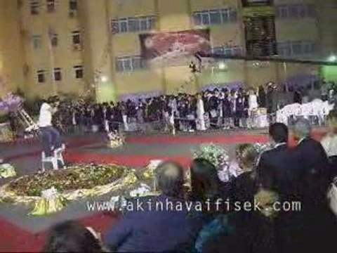 okul mezuniyet konfeti ve şelale gösterisi