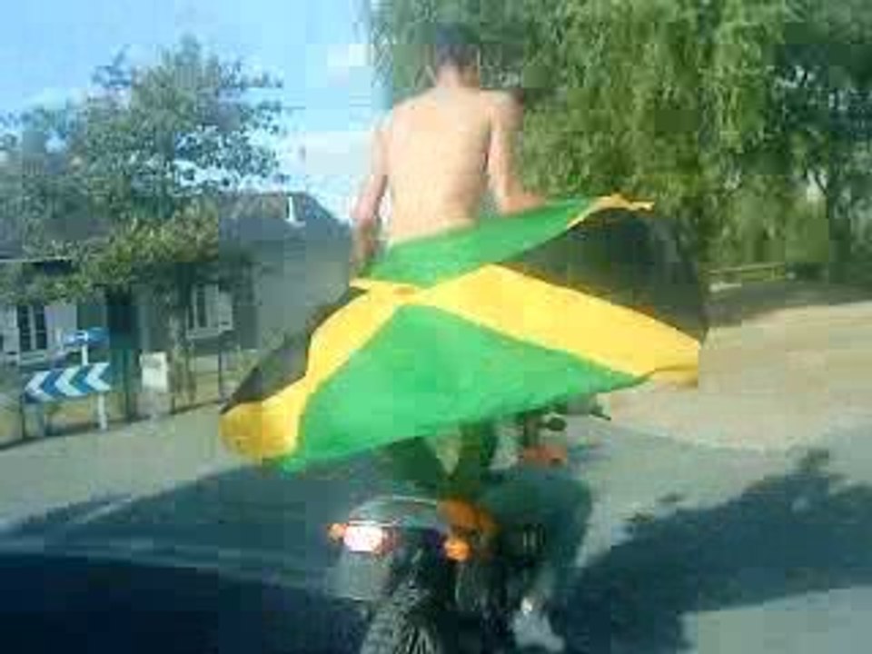 un gars sur les épaules avec un drapeau de la jamaique