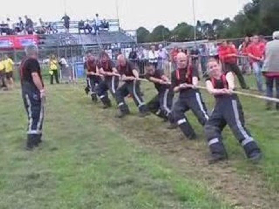 Touwtrekken_team_brandweer