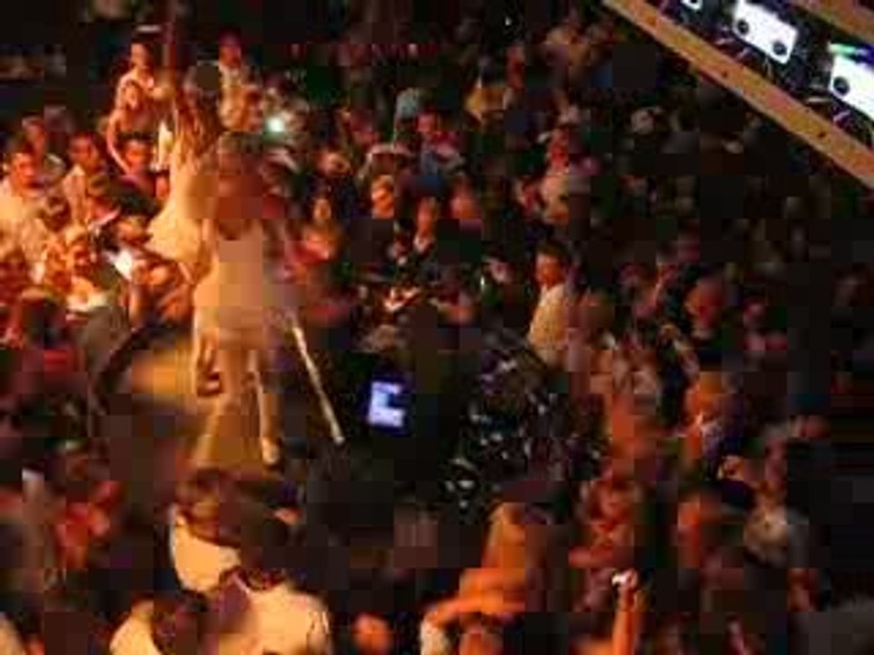 MARTIN SOLVEIG MET LE FEU AU VIP ROOM, À SAINT-TROPEZ.