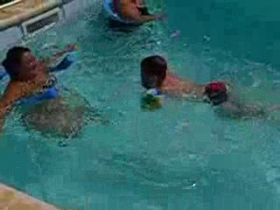 Lucas à la piscine