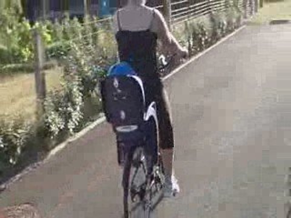 nono fait du velo avec maman