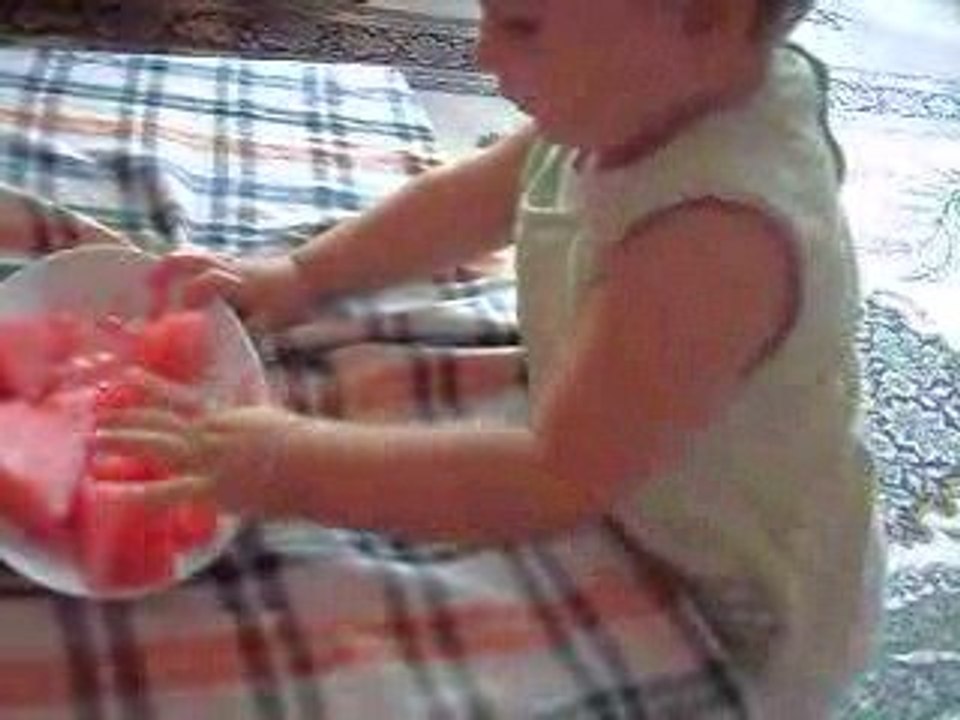 cemre karpuz yiyor:)