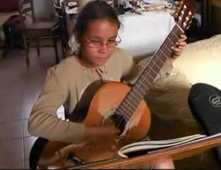 Somain-Maeva joue de la guitare (2)/ Maeva plays the guitar