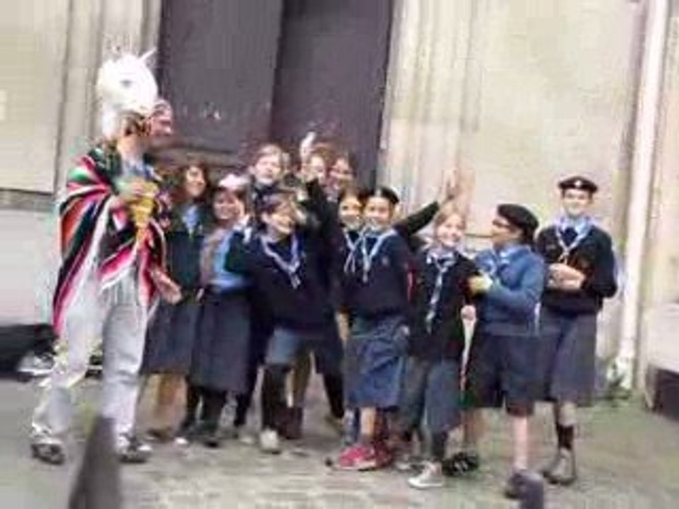 Kenti et les jeunes filles scouts