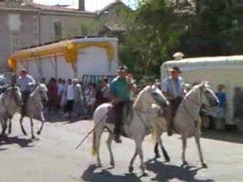 arriver des chevaux et gardians manade lescaut