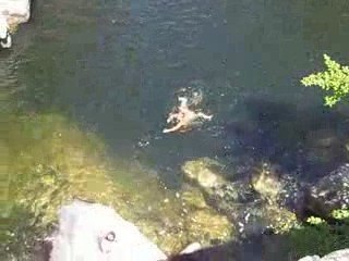 saut en corse dans les piscine naturel