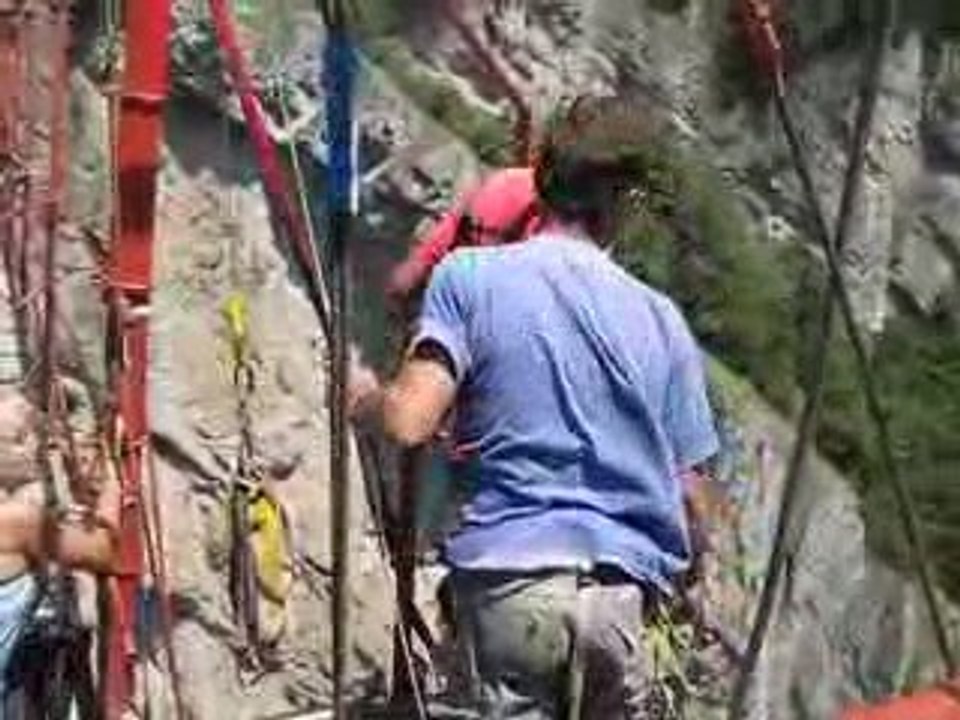 Bungy Jumping - pont araignée rouge. Niouc (Dan)