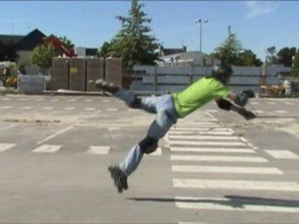 Regis fait du roller derriere sa voiture