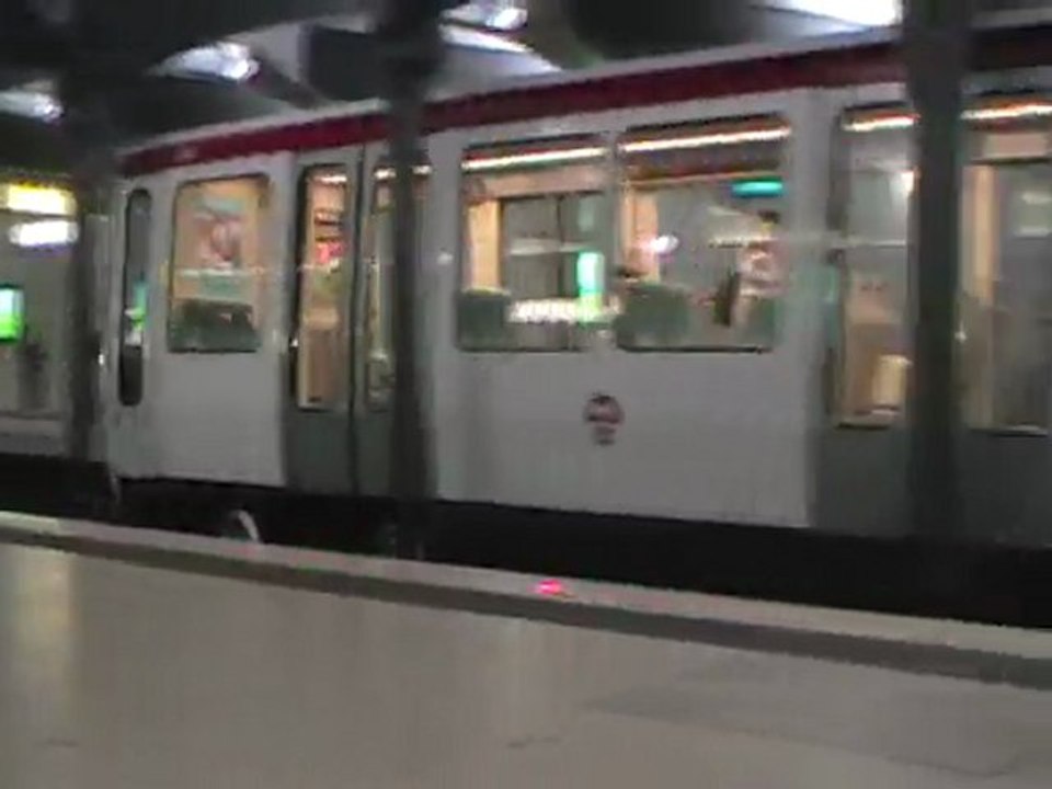 MPL75 : Départ de la station Debourg sur la ligne B du métro de Lyon