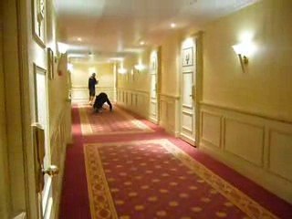 dans les couloirs des hôtels 5 étoiles