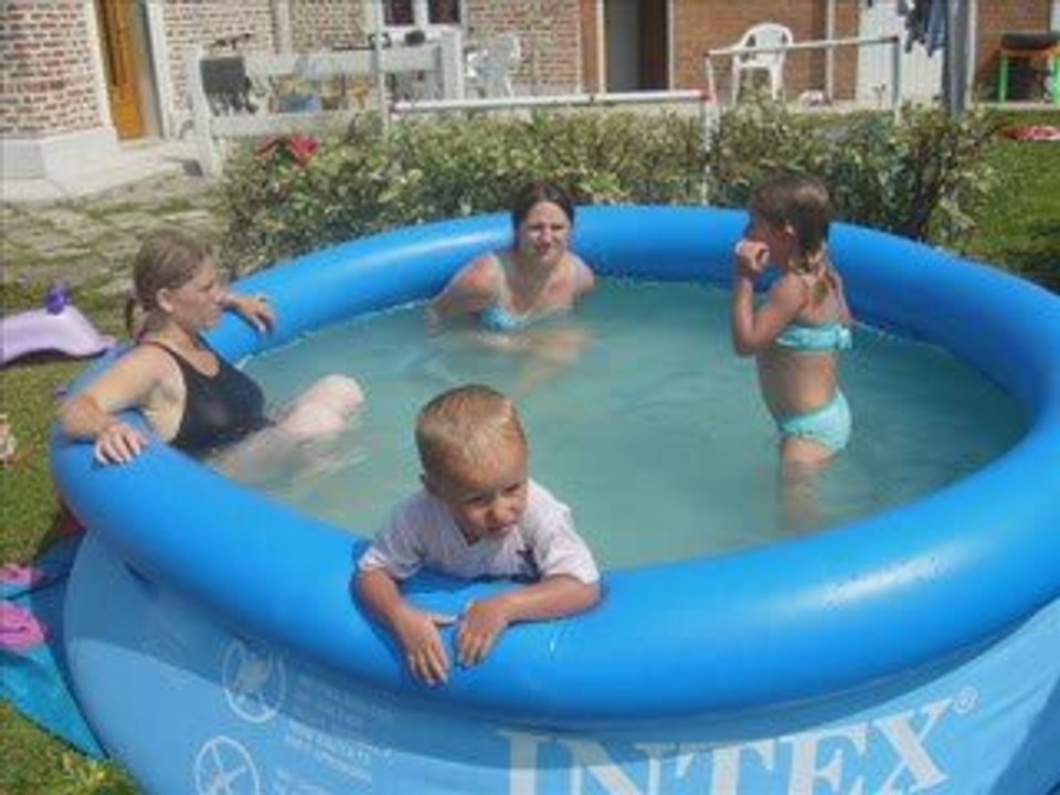 dans la piscine de clara et d'enzo