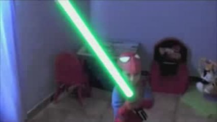 Le jeune Jedi "Spidey Mika" VS l'astro-droïde "R2D2"