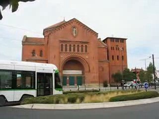 Nantes : tram et église