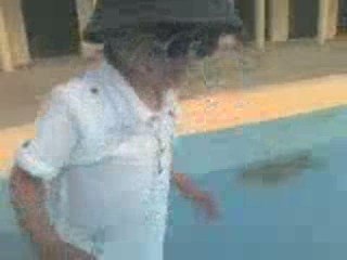 Titi chante les pieds dans l'eau!